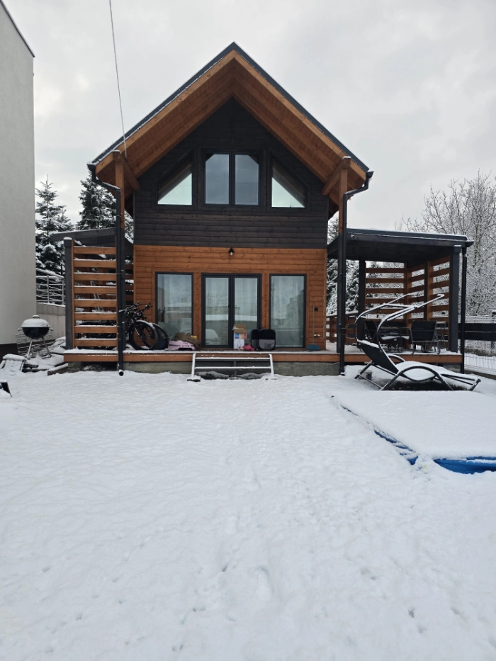 Drewniany hotelik dla zwierząt - ujęcie pierwsze.