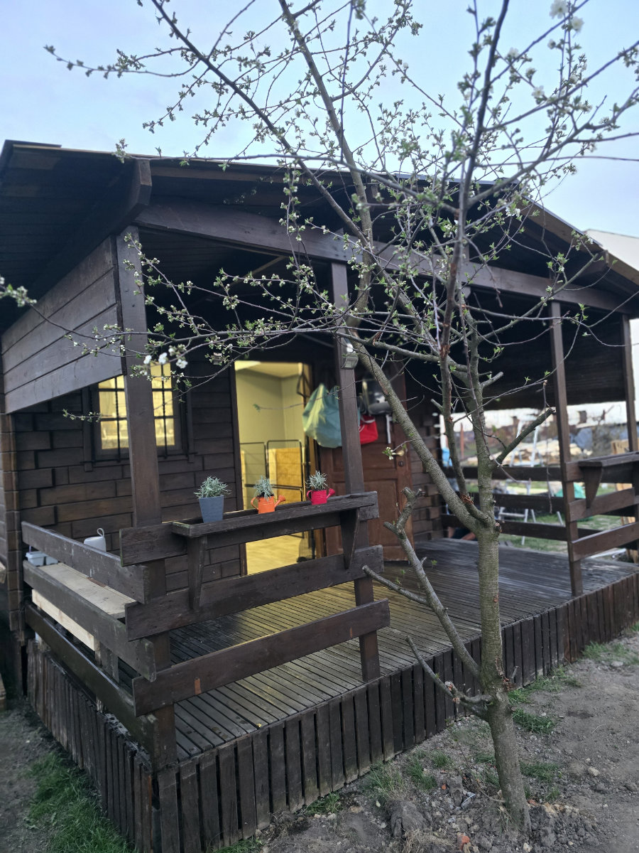 Drewniany hotelik dla zwierząt - ujęcie drugie.